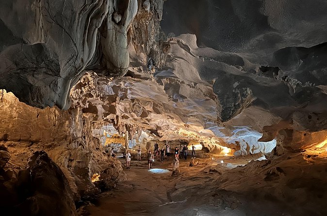 Half Day Explore Bai Tu Long Bay With Lunch, Cave and Kayaking - The guide and group vibe: what makes the hours feel smooth