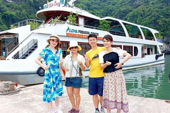 Halong bay 4 hours boat tour from Halong city with 2 caves, kayak - Ba Hang lagoon: kayak or bamboo row in Ba Hang fishing village