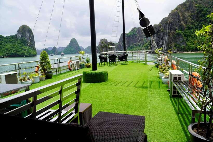 Halong Bay Cruise with Lunch - Cruise Sightseeing in Ha Long: Incense Burner, Fighting Cock, and Floating Village Views