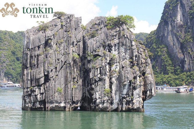 Halong bay deluxe cruise 2 days/ 1 night: kayaking, titop island, surprise cave - Day 2: sunrise on the water, breakfast, then Sung Sot Cave