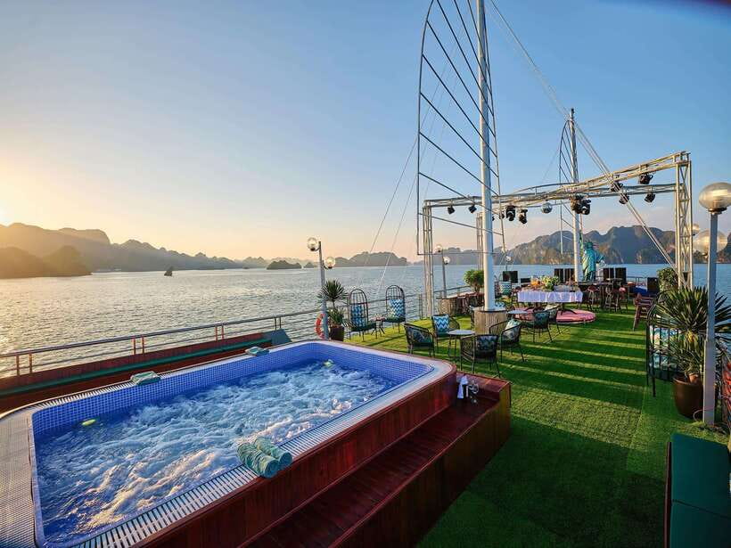 Halong Bay Luxury Cruise: Kayak&Swim,Cave, Party BEST SELLER - Luon Cave by kayak or bamboo boat, how to choose
