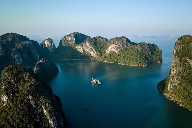 HALONG BAY LUXURY IRIS CRUISE DAY TRIP-BEST SELLER: Kayak, Music - From Hanoi to Halong: how this day trip stays simple