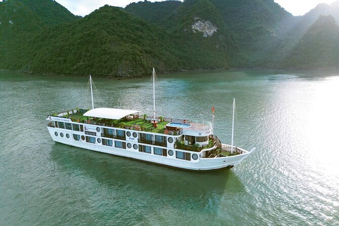 HALONG BAY LUXURY IRIS CRUISE DAY TRIP-BEST SELLER: Kayak, Music - Sung Sot Grotto: your one major cave walk
