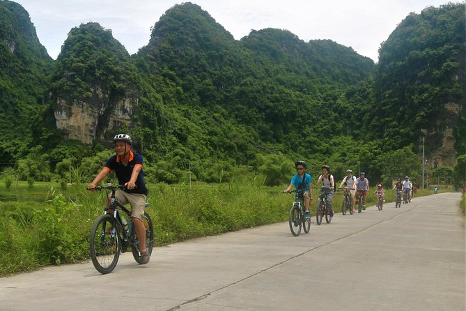 Hang Mua - Hoa Lu - Tam Coc Small Group Tour 8 People a Group - The Morning Start: Hanoi Old Quarter Pickup and the Ride Down