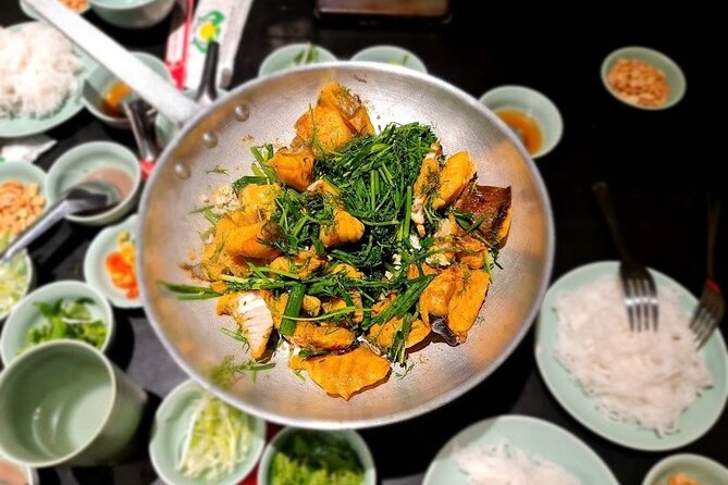 Hanoi: 7 Tasting Street Food Walking Tour and Train Street - Enter Duờng Tau for the Train Street coffee moment