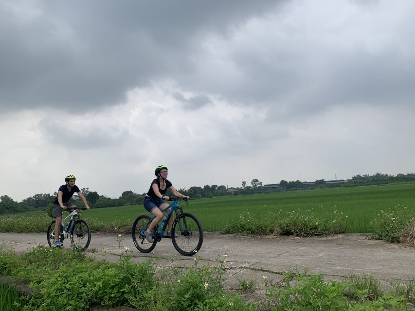 Hanoi: Bike Tour Through Hidden Gems and Banana Island - The food stop is real food, not a tourist plate