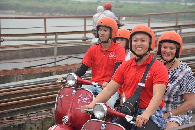 Hanoi By Vespa Tours: HISTORY + CULTURE + SIGHT + FUN 2,5 Hours - Huu Tiep Lake and the Downed B-52: quiet history at street level