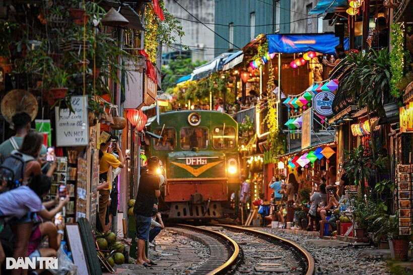 Hanoi City Half Day - The City Contains Cultural Beauty - Old Quarter from inside Hanoi life: Dong Xuan Market and Ta Hien Street