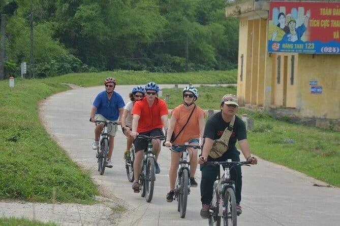 Hanoi Countryside By Bike & Local House and Food Tasting - Cycling Out of Hanoi, Starting on Long Bien Bridge