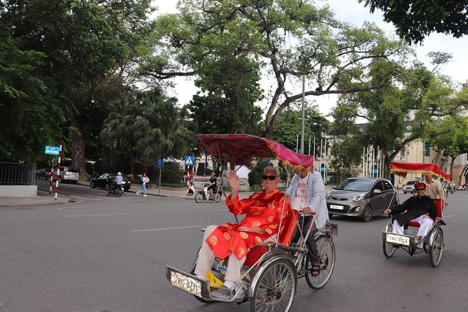 HANOI CULTURAL DISCOVERY TOUR ( "5 in 1" 4 hours - Special Package!) - Dong Xuan Market and Old City Gate: street life you can read