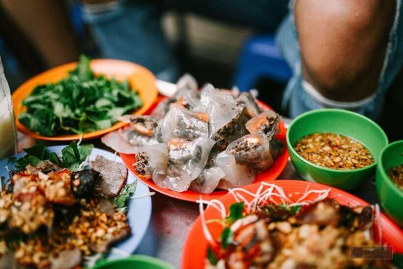 Hanoi: Eat Like a Local Small Group Street Food Tour - Meeting at 33 Ngo Huyen Str, Then Hanoi Hits You in the Best Way