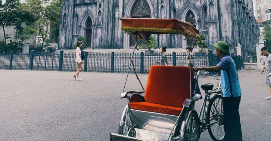 Hanoi: Embark On A Cyclo City View Tour - Dong Xuan Market: where you see everyday Hanoi up close