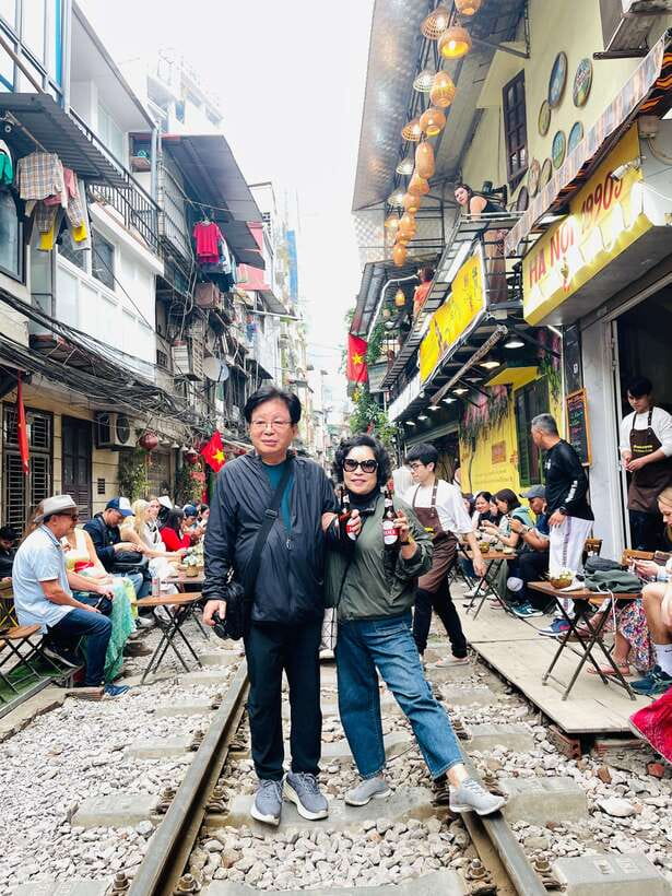 Hanoi Exclusive Craft Beer Bus: Cultural Sightseeing Tour - Train Street: the inches-from-home moment, with beer in hand