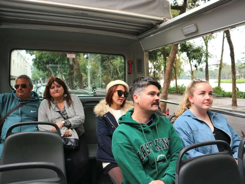 Hanoi Exclusive Craft Beer Bus: Cultural Sightseeing Tour - Dong Xuan Market shopping, with beer during the browse