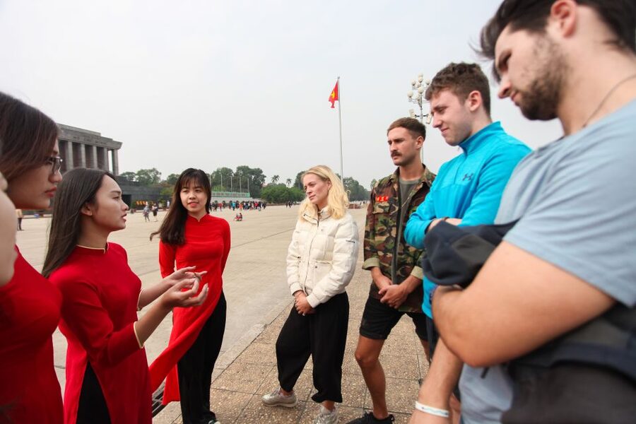 Hanoi: Full-Day City Tour and Water Puppet Show - Tran Quoc Pagoda on Golden Fish Island: a calm start on West Lake