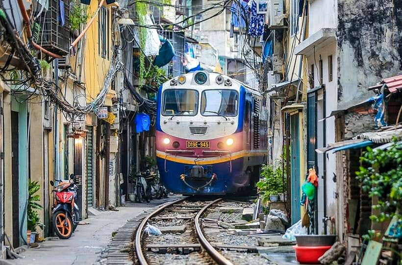Hanoi: Guided Food Tour with Train Street Visit - Banh Mi and Kem Xôi: Why This Tour Tastes Like a Whole Afternoon