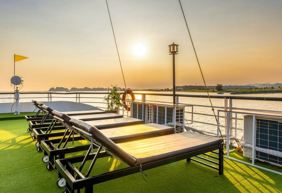 Hanoi: Halong Bay Cruise, Amazing Cave, Titov Island & Kayak - Luon Cave kayaking or bamboo boat: the best way to slow down