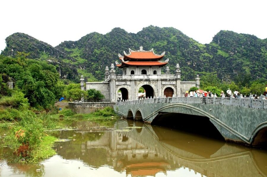 Hanoi: Hoa Lu, Trang An, and Mua Cave Full-Day Trip - Guide quality and group pacing: what makes the day feel easy