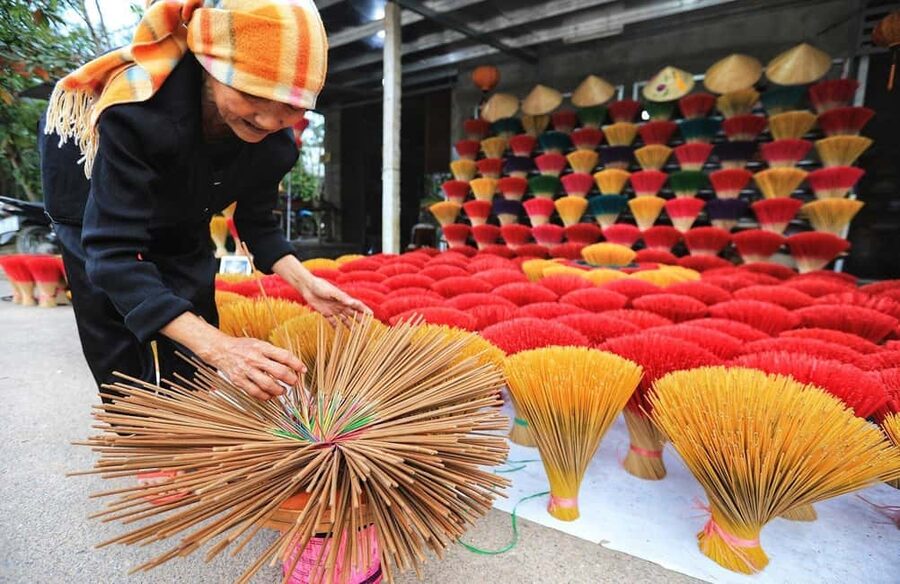 Hanoi: Incense Village, Ninh Binh, Tam Coc, & Hoa Lu Tour - Tam Coc boat ride through limestone caves, rice fields included