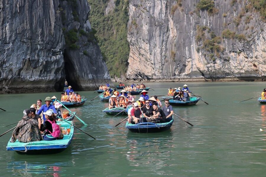Hanoi: Islands & Caves Ha Long Cruise with Lunch & Kayaking - Thien Cung Cave: what the 45-minute cave visit is really like