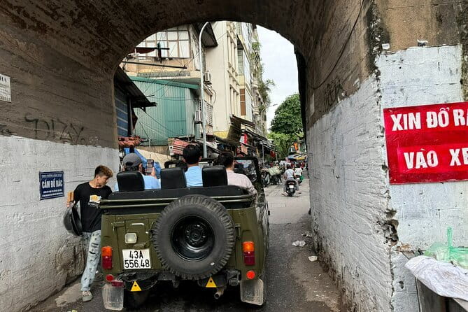 Hanoi Jeep Night Street Foodie Tour, Train Street and Egg Coffee - Old Quarter Start: Quick Orientation and Street Food Momentum