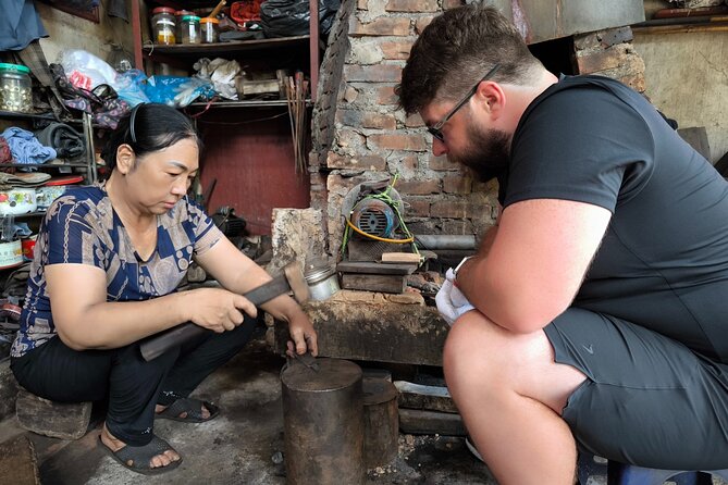 Hanoi Knife Making Traditional Workshop - Step-by-step forging: what you do, what the master controls