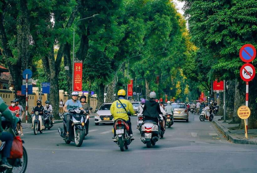 Hanoi: Private Motorbike Tour with Highlight Local Food - Tran Quoc Pagoda at West Lake, then dinner-style food stops