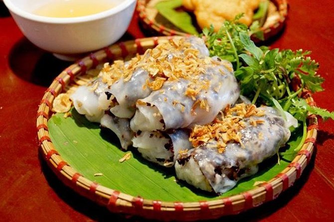 Hanoi Private Walking Tour: Street Food (HOT HOUR PROMOTING) - Stop 1 in the Old Quarter: how the walking part becomes the meal