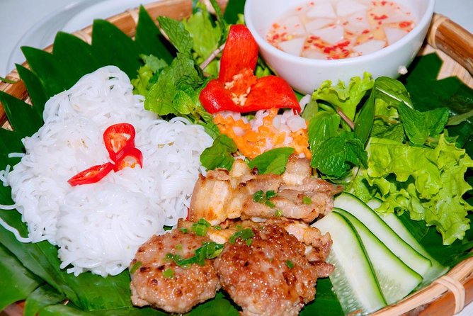 Hanoi Street Food: Small Group Walking Tour with Real Foodie - Hang Be market time: where the tour feels most local