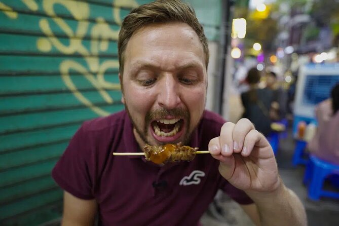 Hanoi Street Food Tour - Best Price - Getting your bearings at 5:30pm on Mã Mây Street