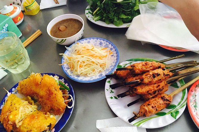 Hanoi street food tour (small group) - How to eat smarter when a guide hands you small Vietnamese bites