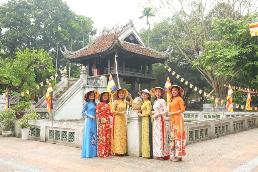 Hanoi: Traditional Ao Dai Dress and Non La Hat Rental - Opera House and Cathedral area: formal architecture, strong photo contrast