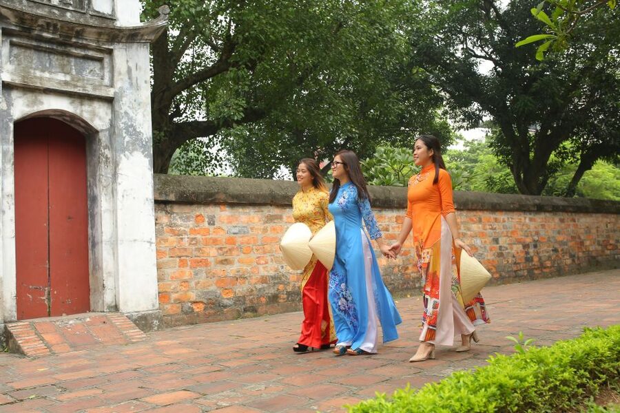 Hanoi: Traditional Ao Dai Dress and Non La Hat Rental - Meeting at 38 Bat Su Street, and the reality of self-guided time