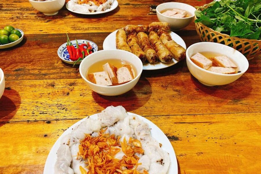 Hanoi: Walking Street Food Tour & Train Street w/Local Guide - Key points before you go