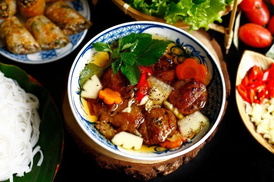 Hanoi: Walking Street Food Tour & Train Street w/Local Guide - Dietary Needs, Allergies, and Who the Tour Fits