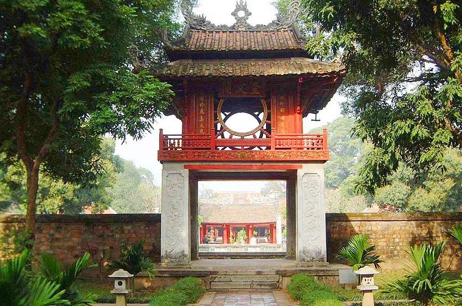 Highlight of Hanoi 5 Days Package - Day 3 Morning on the Bay: Taichi, Sung Sot Cave, Then Back to Hanoi for Food