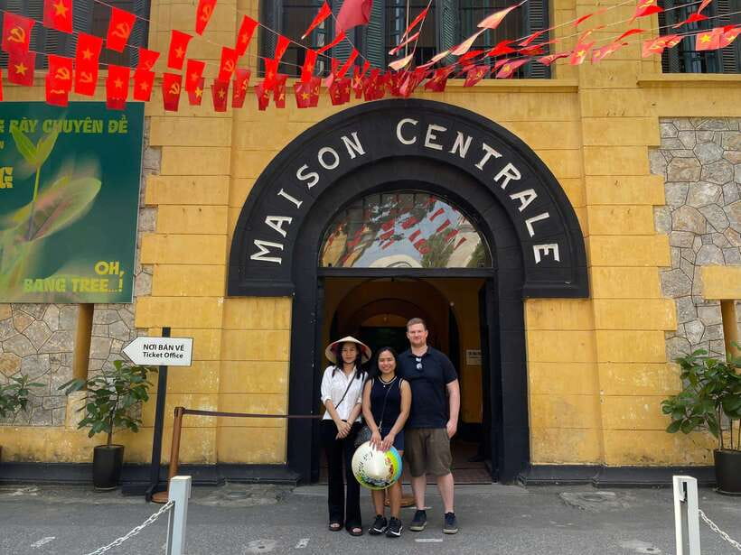 Hoa Lo Prison and Little Paris in Hanoi - Meeting points and how the 3.5 hours are paced