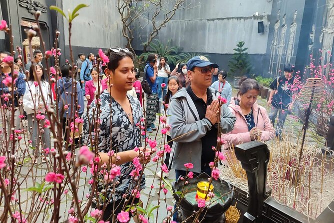 Hoa Lo Prison and Little Paris Tour in Hanoi (French Quarter) - King Le Thai To Statue: Starting With Hanoi’s Roots