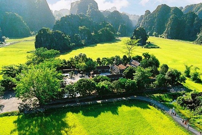 Hoa Lu Tam Coc Full-Day DELUXE Tour Including BUFFET LUNCH & River Boat Ride - Tam Coc boat ride on the Ngo Dong River: the real highlight