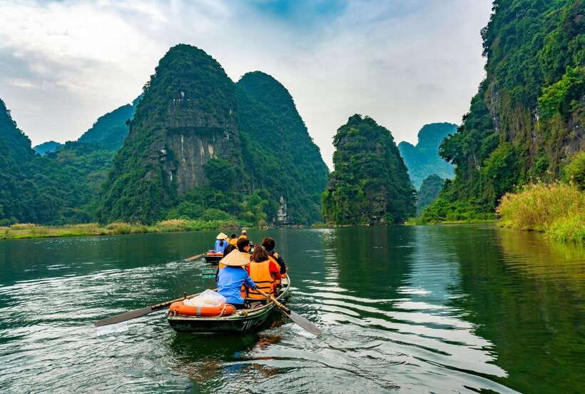 Hoa Lu, Tam Coc, & Mua Cave Day Trip with Lunch & Limousine - Turning Ninh Binh Into a One-Day Win
