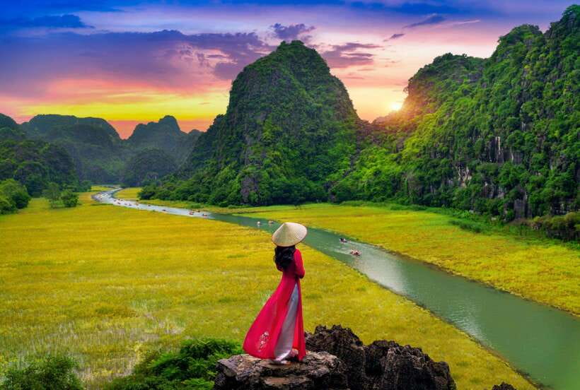 Hoa Lu, Tam Coc, & Mua Cave Day Trip with Lunch & Limousine - Hoa Lu: The Ancient Capital and the Dinh and Le Temples