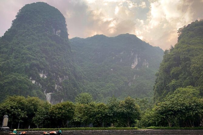 Hoa Lu - Tam Coc - Mua Cave Full Day - LIMOUSINE - Cycling to Bich Dong Pagoda: movement through the karst