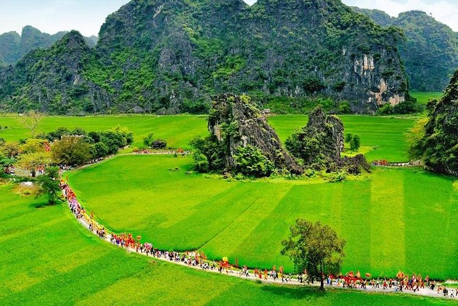 HOA LU -TRANG AN -MUA CAVE Full Day Including Boat Entrance Fees and Lunch - Entering Hoa Lu Temples, Dinh and Le Dynasties