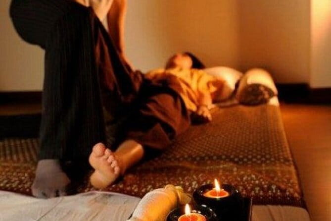 Hoang Spa Thai Massage - Your 1-hour session: stretching, cracking techniques, and oil options
