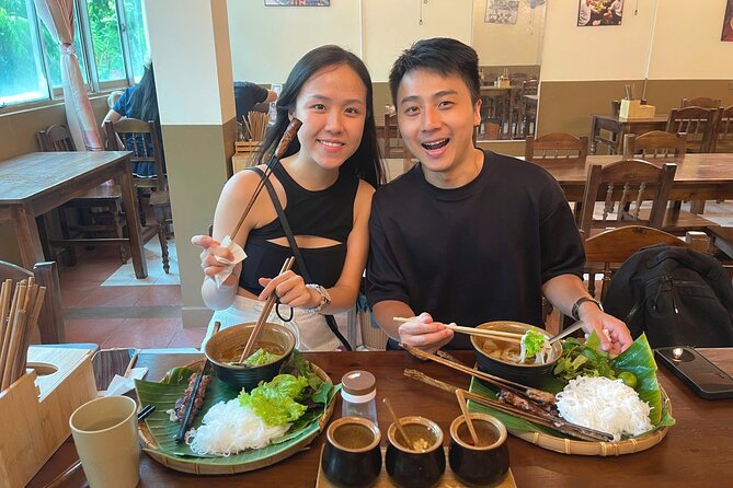 (HOT) Hanoi Guided Street Food and Train Street Tour with Local - Food on this tour: 6+ dishes, guided ordering, and a local pace