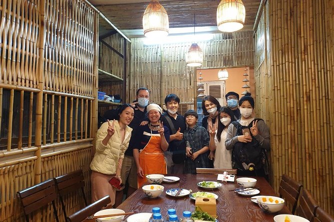[HOT] Hanoi Old Quarter Walking Street Food - Small Group Tour - Train Street add-on: drink in hand, then the train show