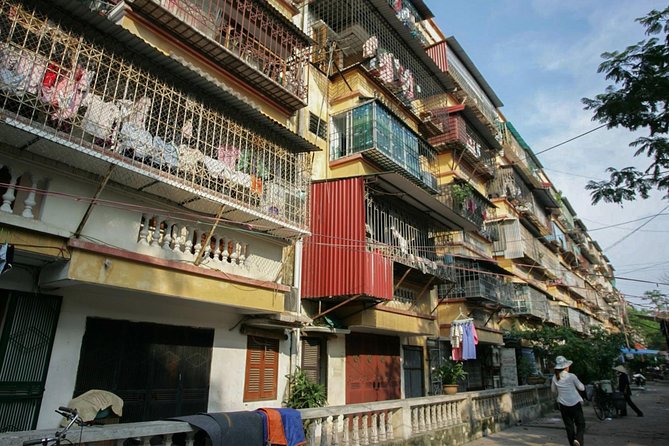 Legally sneak in the banned Train Street - Stop 1 on Duờng Tàu: the one-hour view of trains threading the city