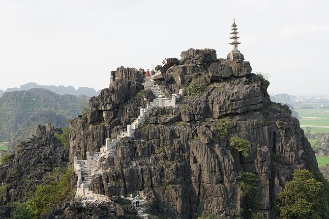 Luxury Bai Dinh Pagoda ,Trang An Boat Trip & Mua Cave 1 Day Trip - Mua Cave (Dancing Cave): almost 500 steps to Lying Dragon Mountain