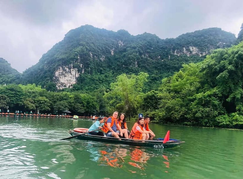 Luxury Limousine Tour: Hoa Lu, Trang An/Tam Coc & Mua Cave - Lunch in Ninh Binh: what you can expect from the Vietnamese meal