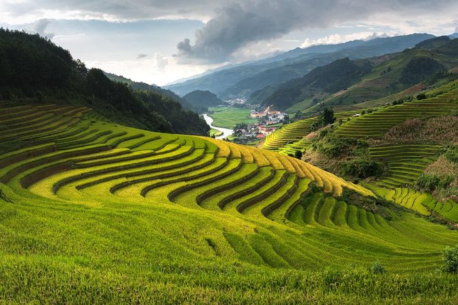 LUXURY SAPA TOUR 2D1N -Stay At 5 Star Hotel-Transfer by sleep bus - Guides, Group Size, And Not Getting Lost On Trails
